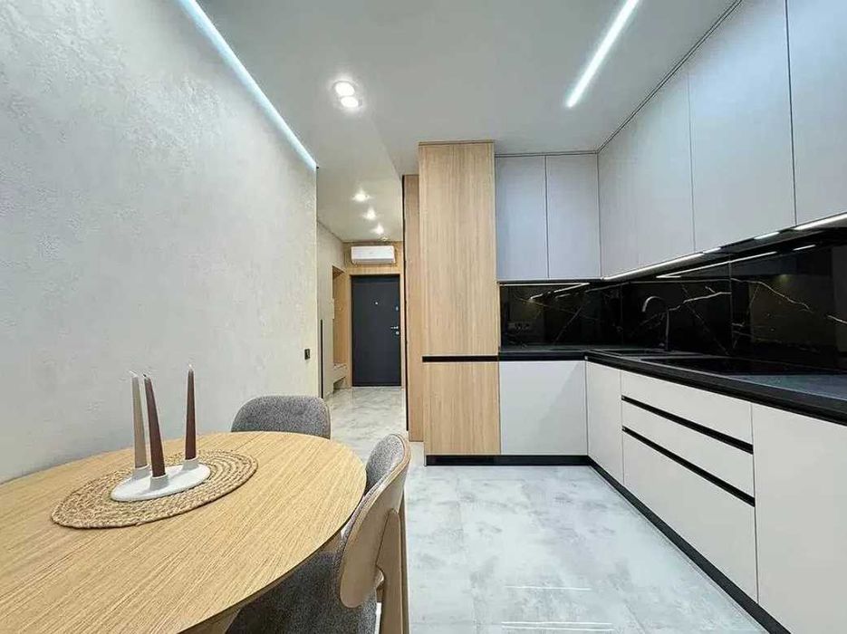 Сучасна однокімнатна поруч міського озера