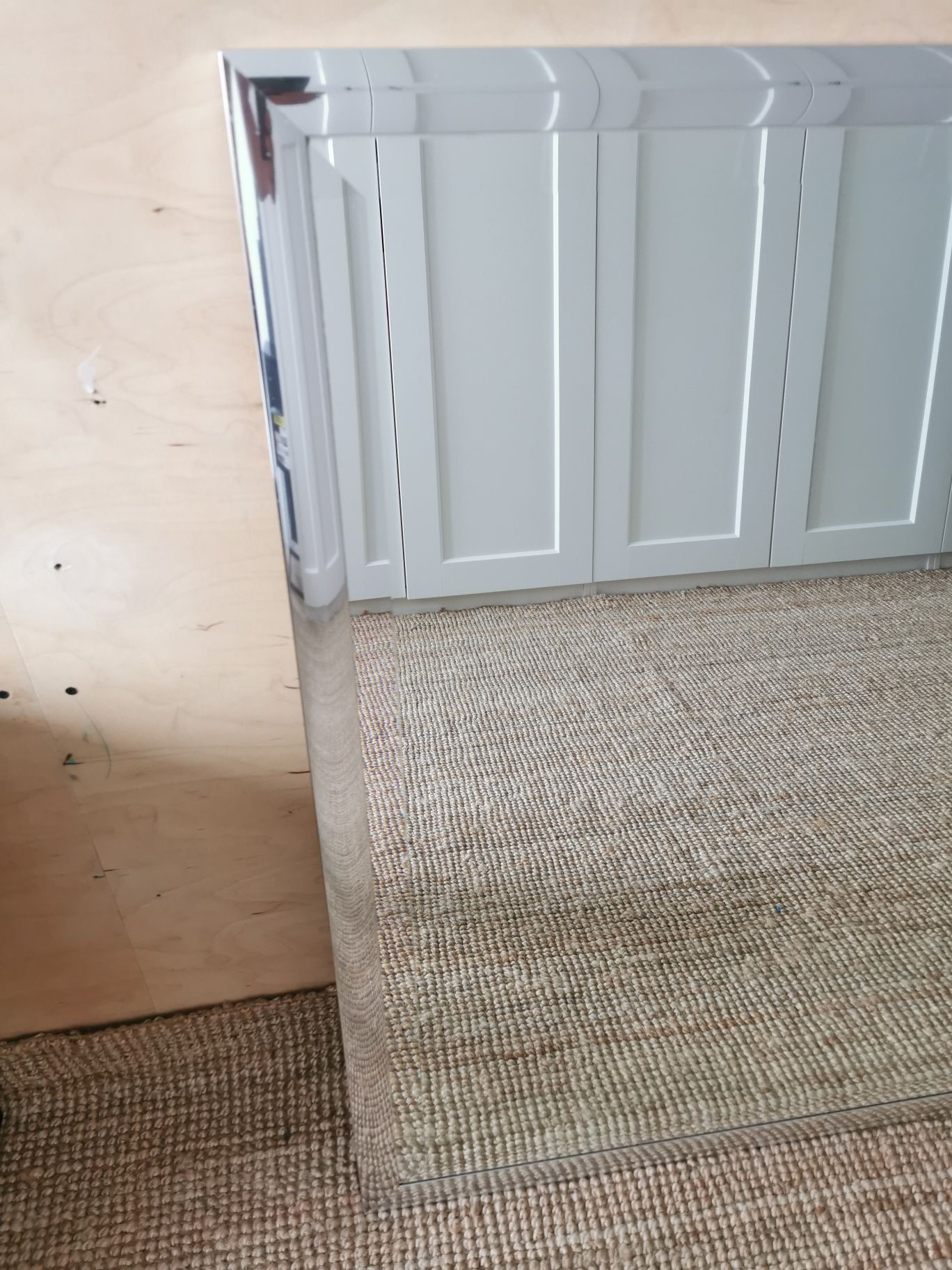 Lustro w aluminiowej srebrnej ramie