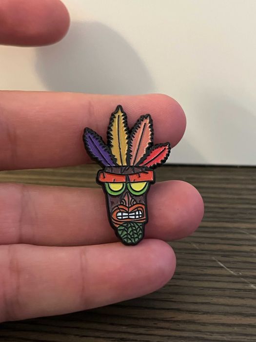 Pin Estilo "Crash Bandicoot Aku-Aku" - Novo, Selado