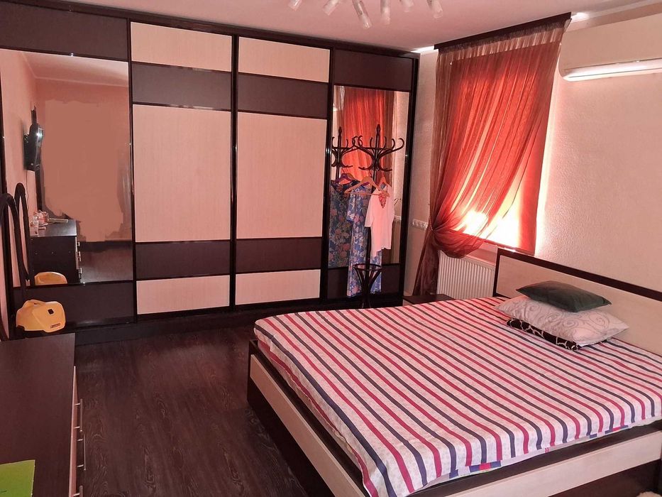 Будинок з ремонтом та басейном у Крюкові