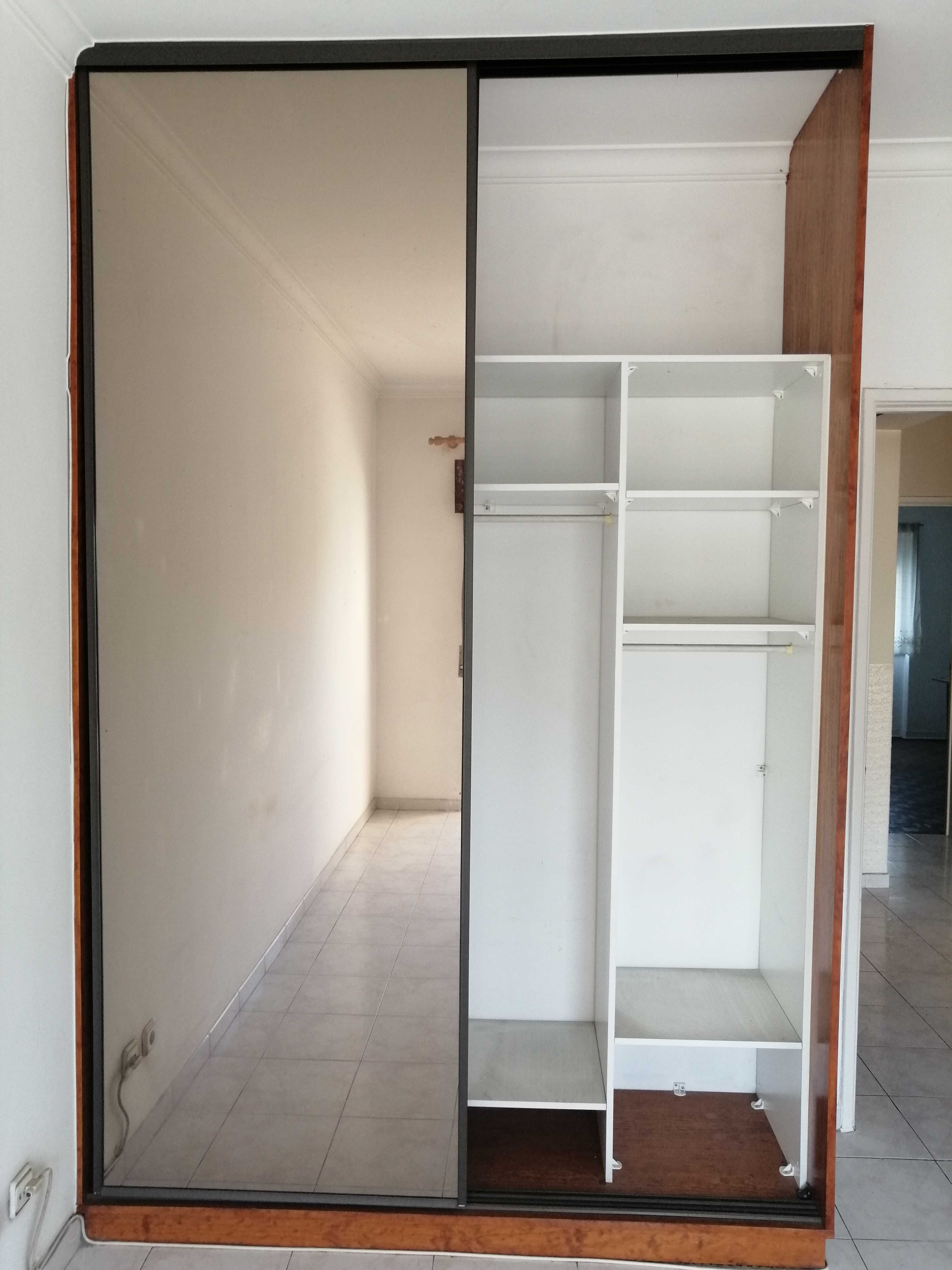 Mobílias, cama, roupeiro e mesas