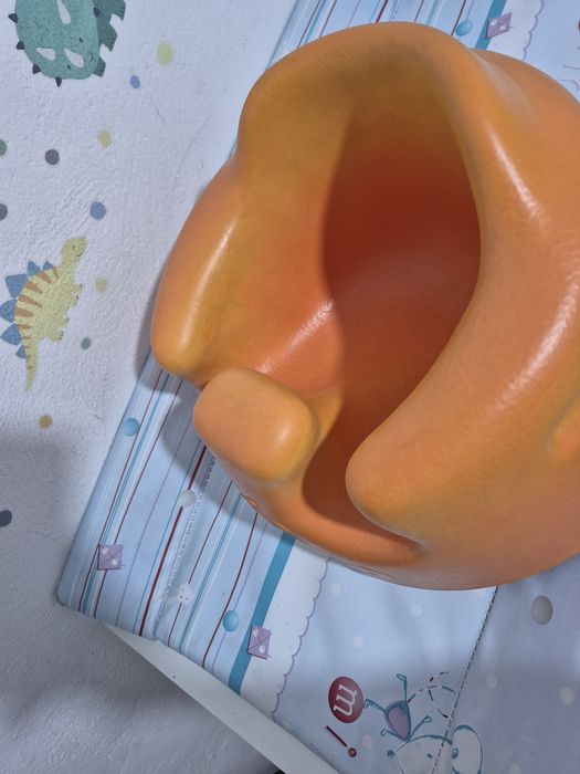 Bumbo laranja com bandeja