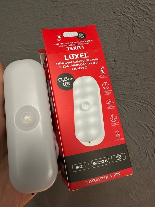 Акумуляторний світильник нічник з датчиком руху LUXEL