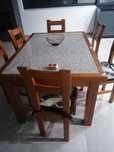 Mesa e cadeiras em madeira