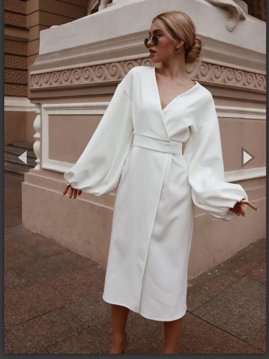 Біле плаття на запах з рукавами ліхтариками