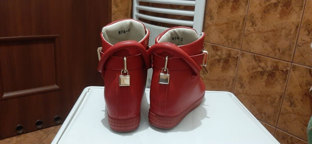 Czerwone sneakersy na koturnie  marki HAVER rozmiar 39.