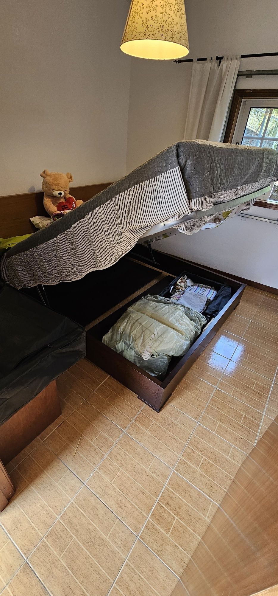 Cama Casal com arrumos