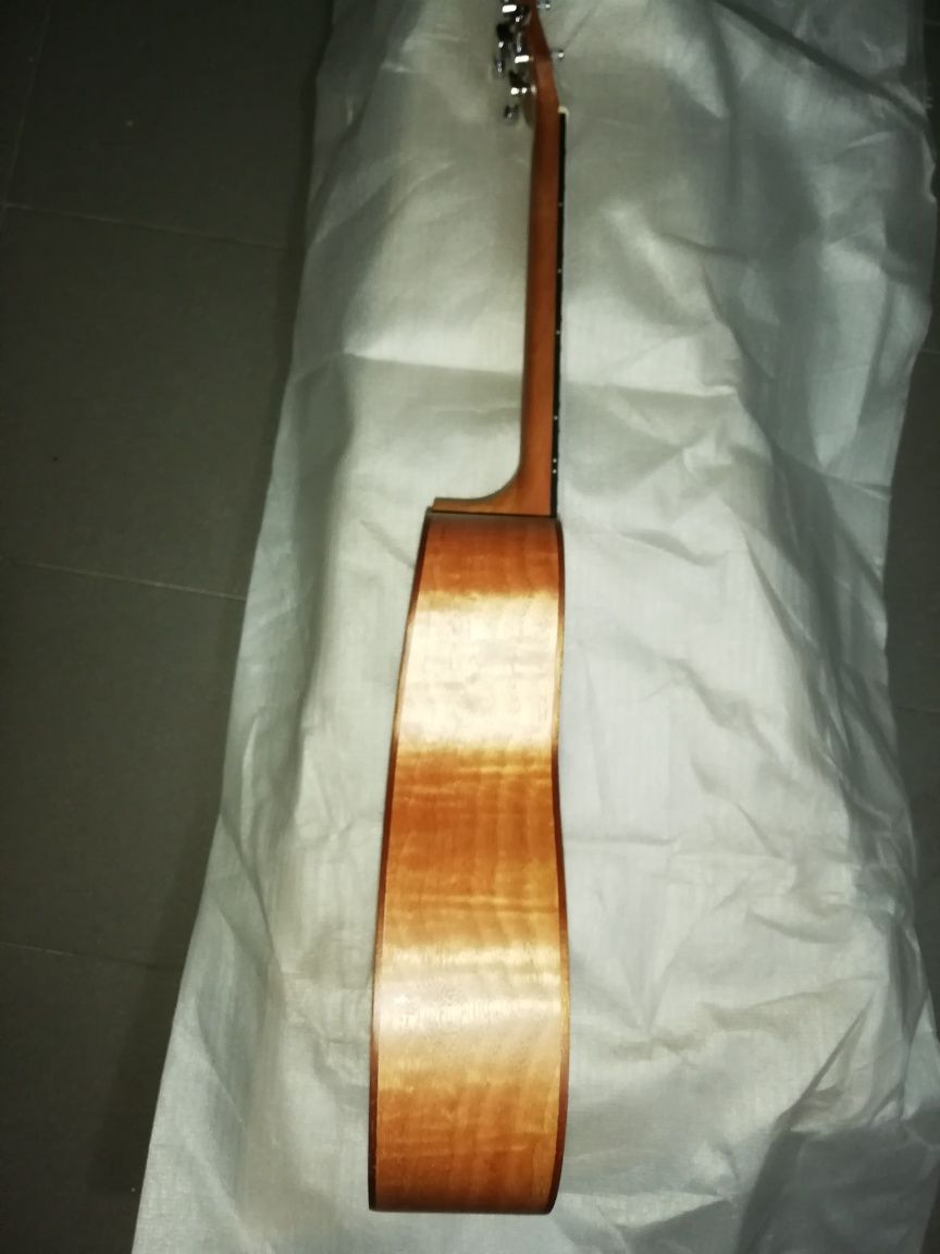 Ukulele baritono de madeira de koa