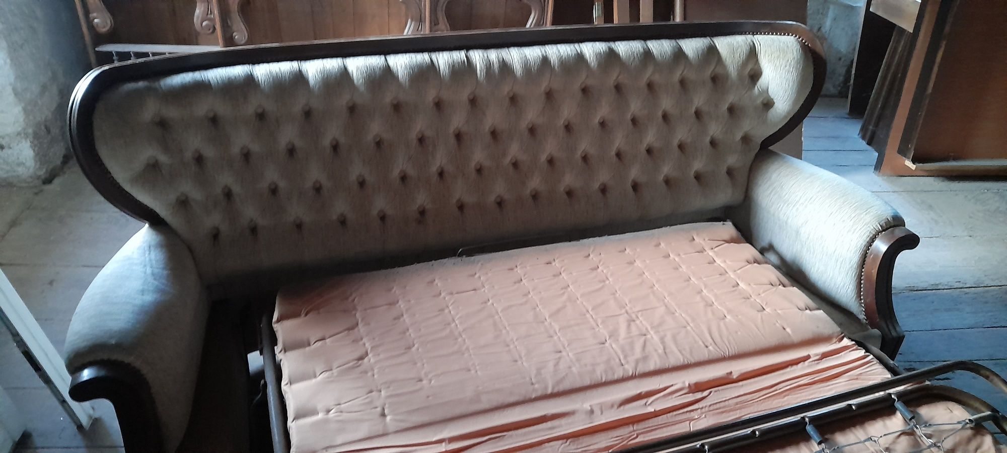 Sofá antigo, vintage que transforma em cama