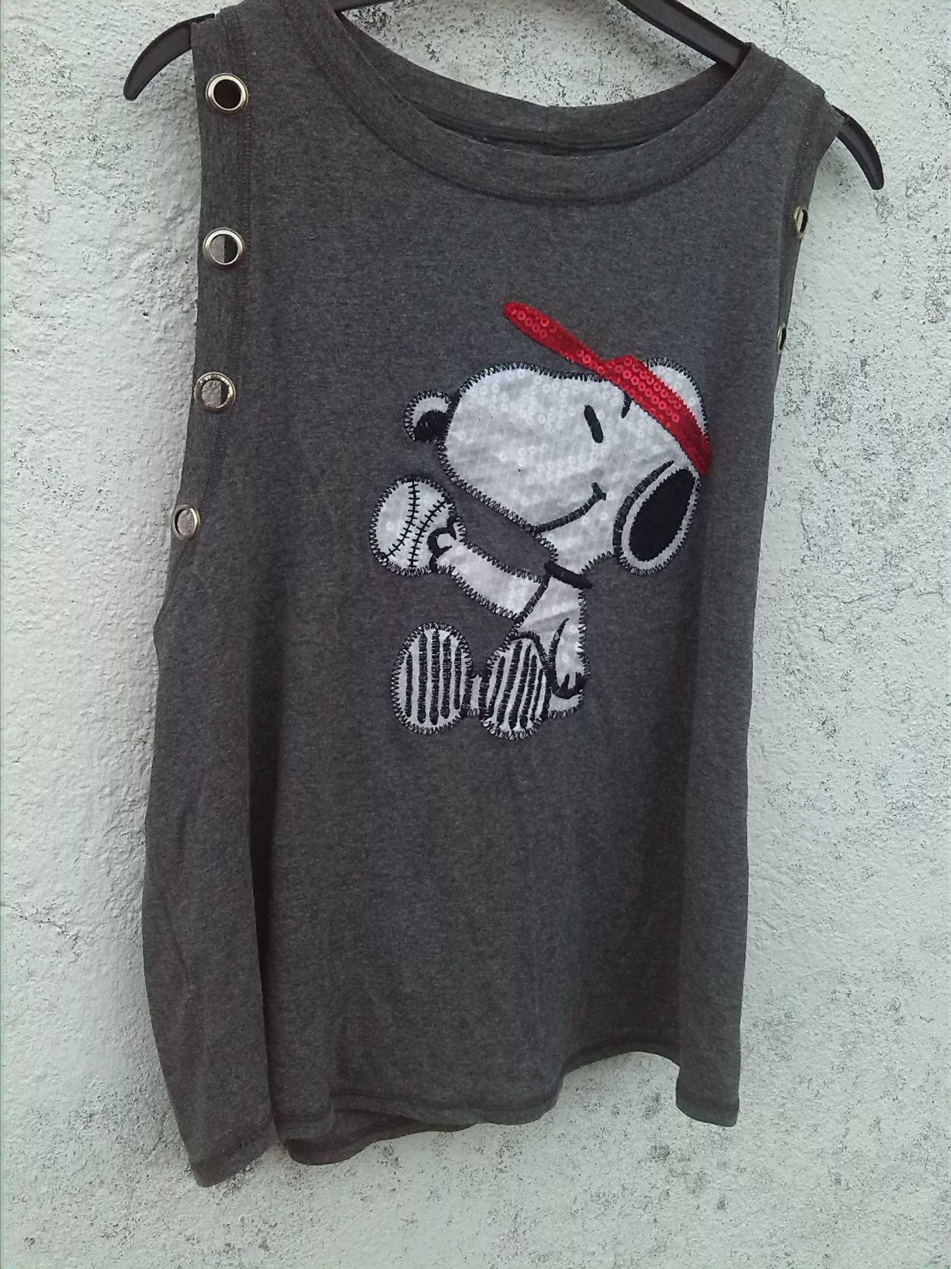 T-shirt cinza cheia de luxo m do snoopy.