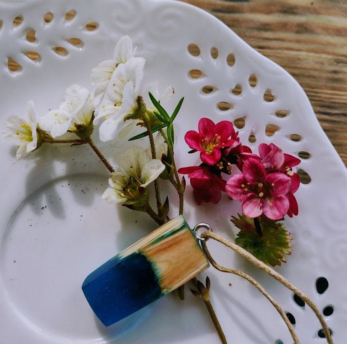 Wisiorek z drewna i żywicy