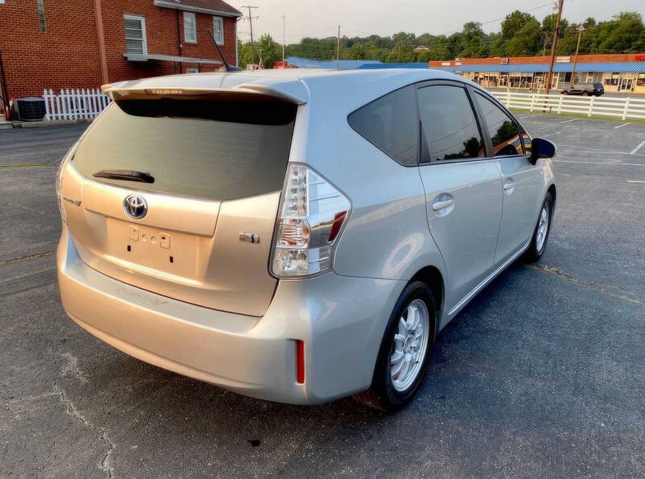 Toyota Prius v Five      2014