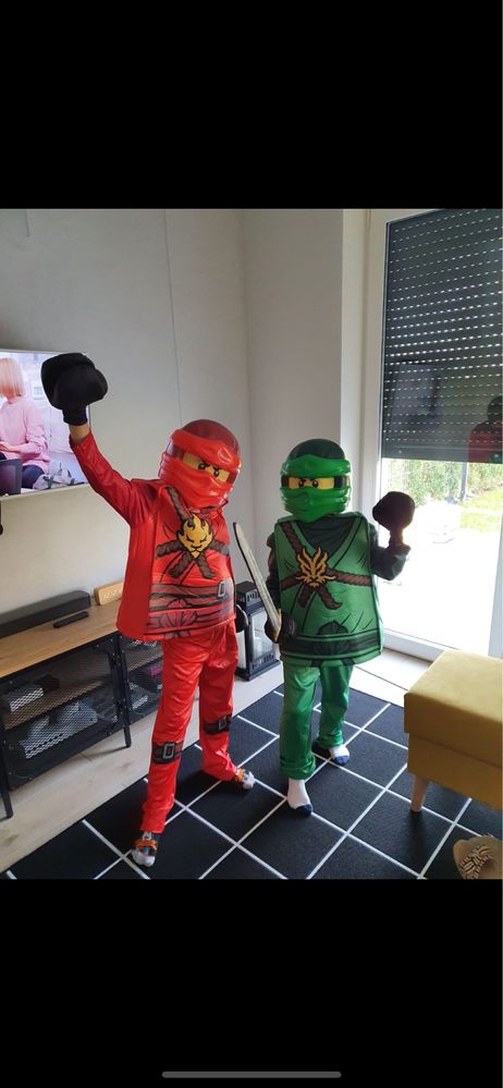 Strój Ninjago + maska, w stanie idealnym. Rozm M ( 7-10 lat )