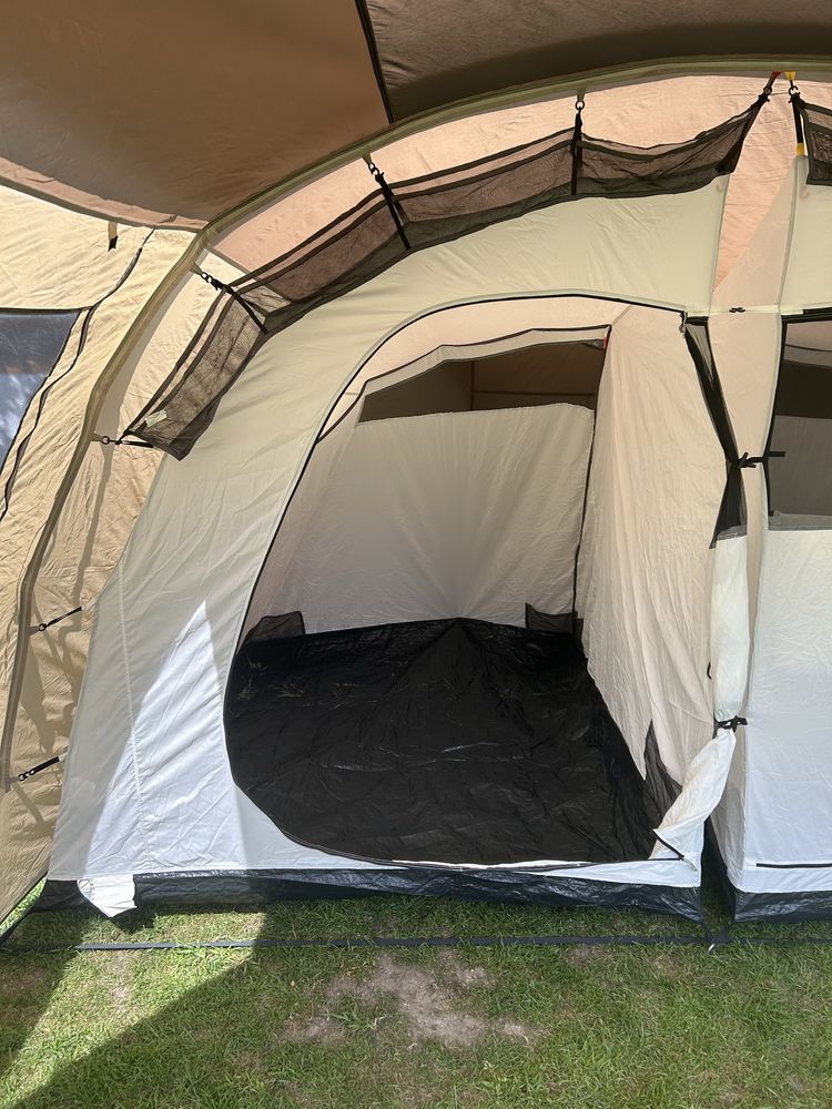 Namiot quechua T6.2 sześcioosobowy.
