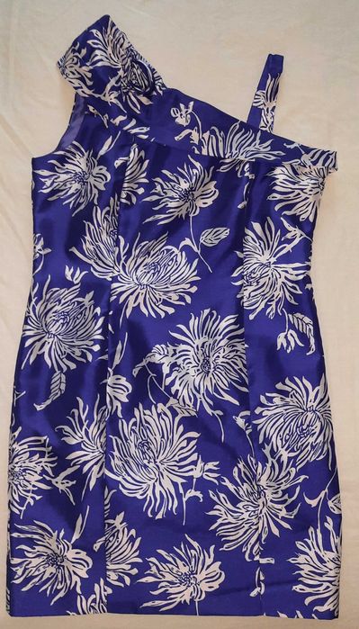 Vestido roxo com flores brancas