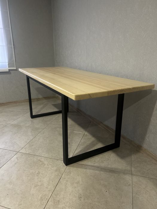 Стіл,деревʼяний,жилізні ніжки