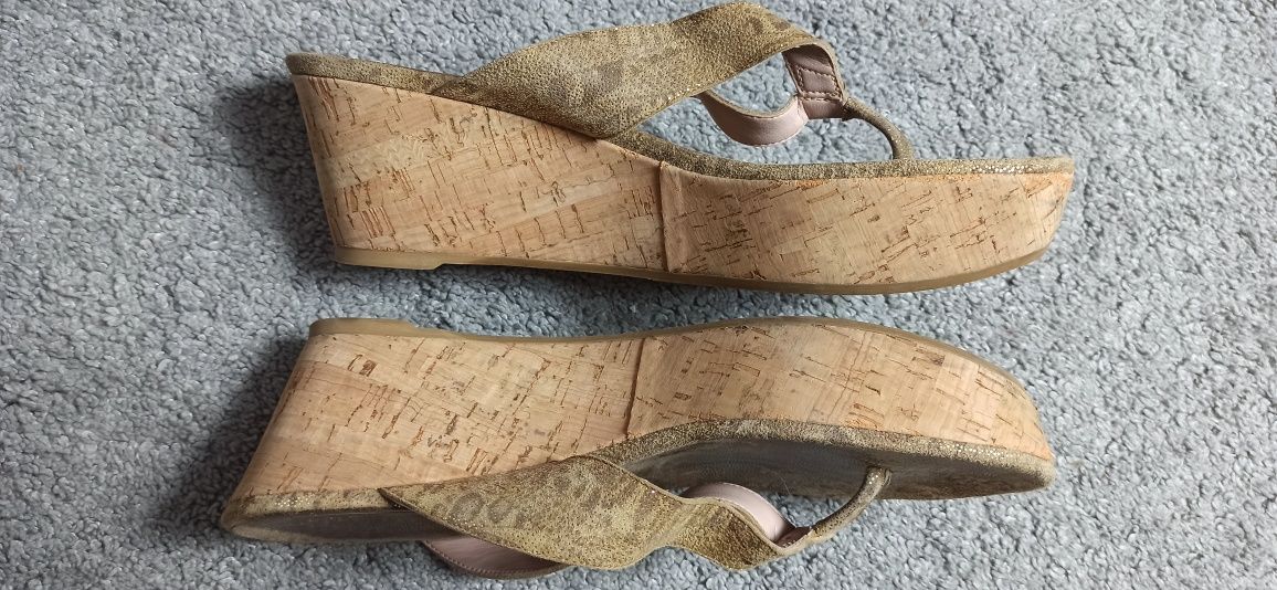 Klapki japonki koturna Stuart Weitzman 39