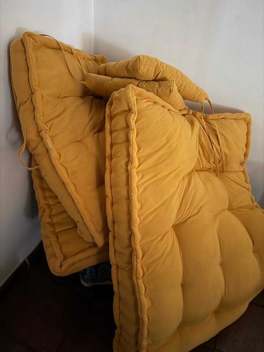 Conjunto de almofadas de chão (no valor de mais de 200€)