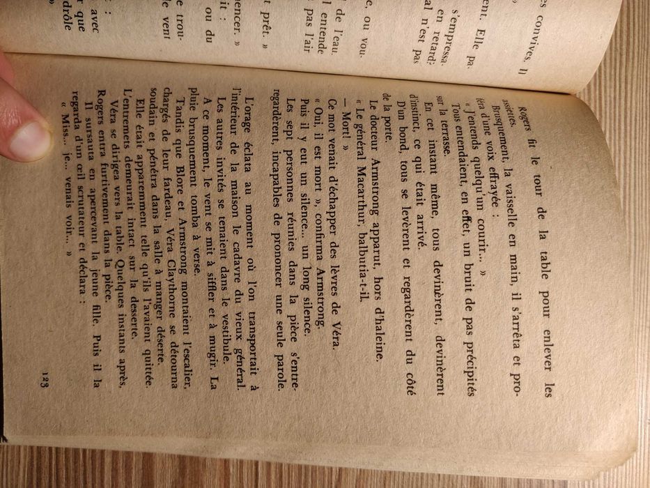 Livro Dix Petits Nègres, da escritora Agatha Christie.