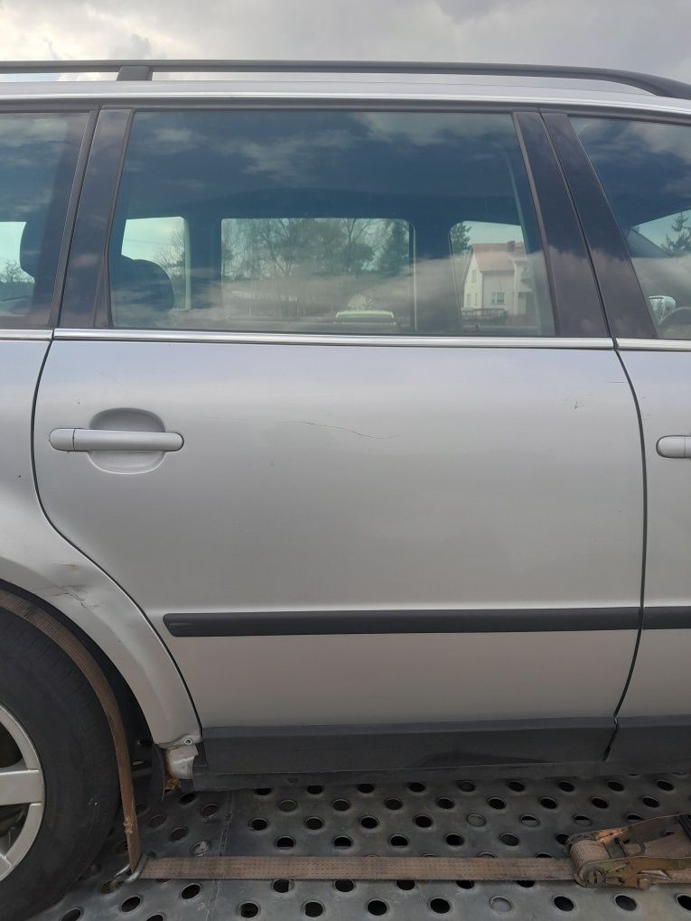 Drzwi prawy tył passat b5 fl kombi kod lakieru LA7W