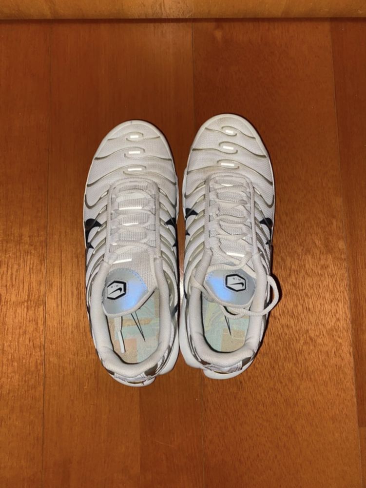 sapatilhas nike TN originais brancas com detalhes cinzentos