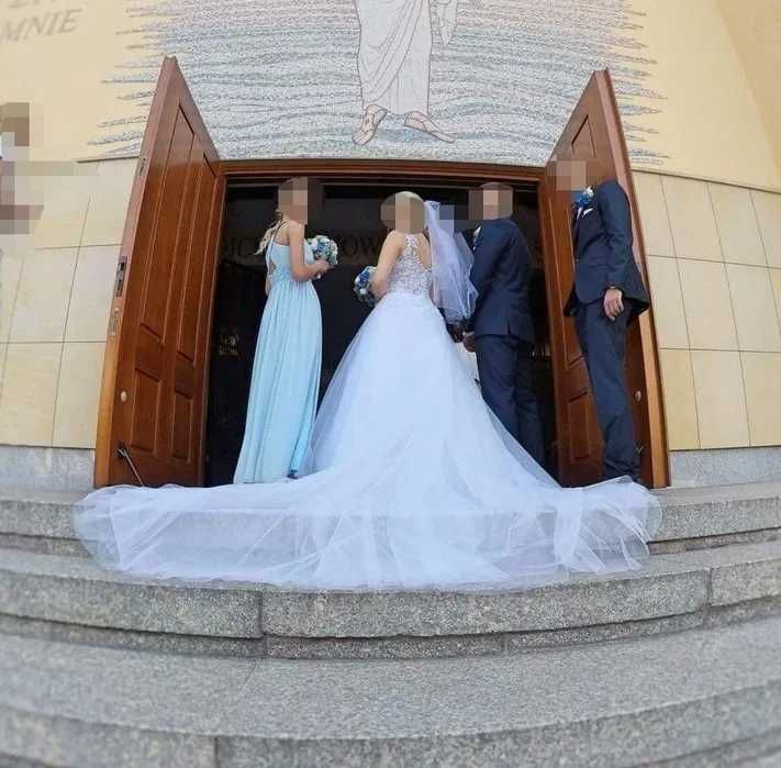 Piękna suknia ślubna z trenem