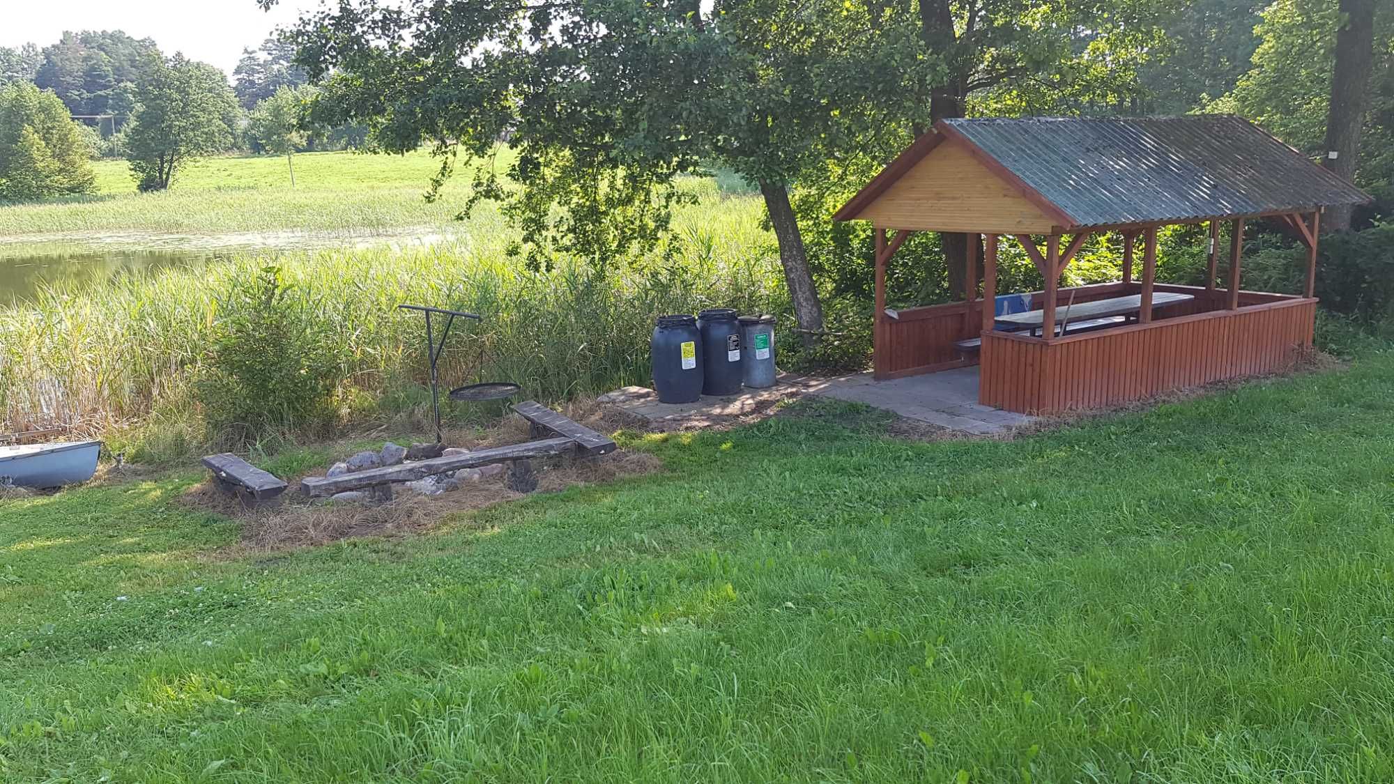Agoewcia - domek nad jeziorem z dużym tarasem , balia