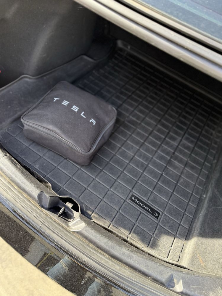 Tesla Model 3.