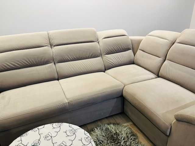 Narożnik w kolorze beżowym z 4 krzeslami w komplecie