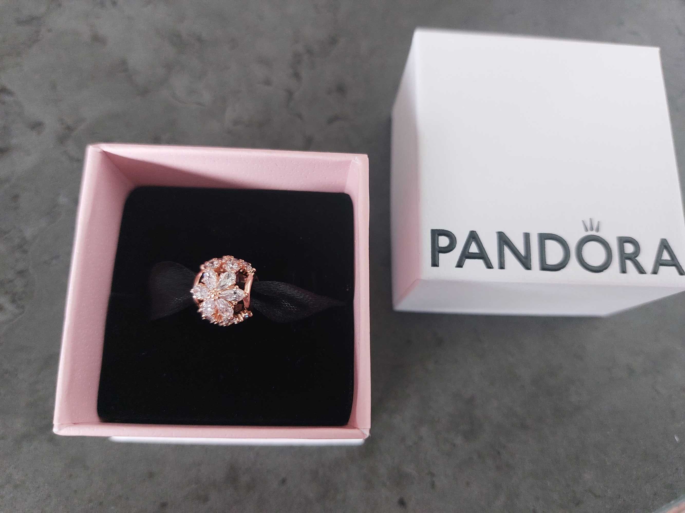 Pandora charms kwiatek złoto