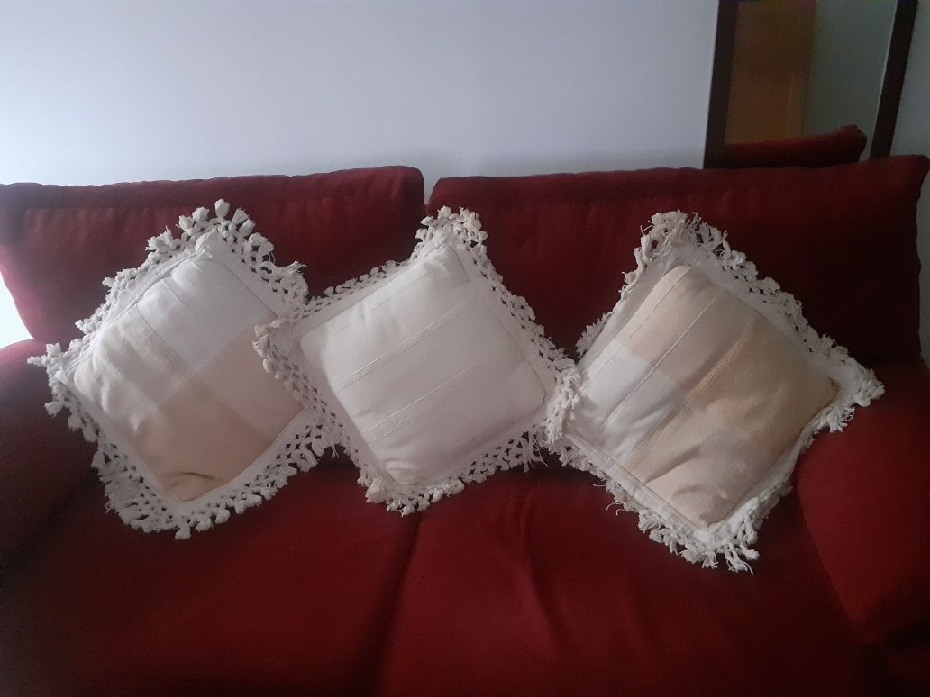 (3 ) Almofadas bejes C/ franja  ( Decoração )