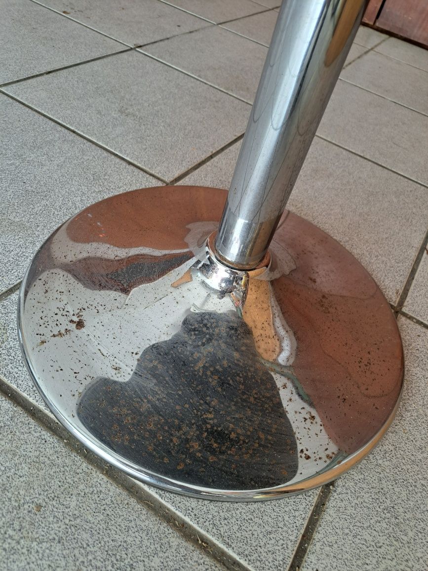 Cadeira giratória de design moderno – couro sintético e base cromada