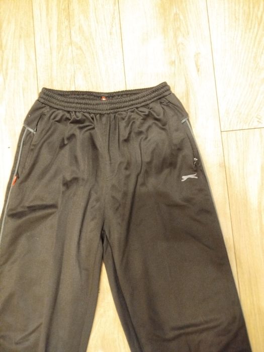 Spodnie dresowe na rozmiar 122/128 cm