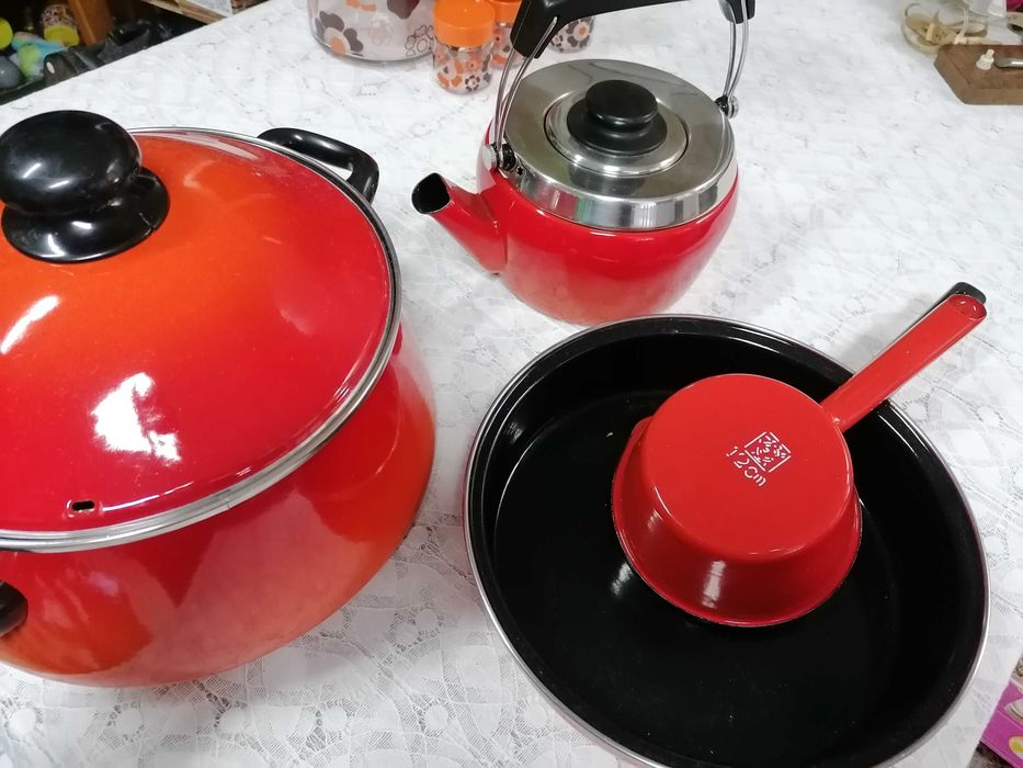 Antigas peças de cozinha em esmalte