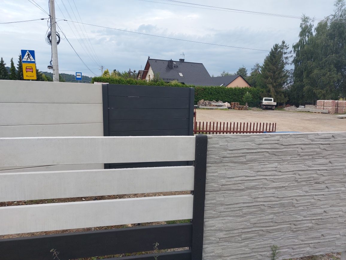 Ogrodzenie palisadowe betonowe słupki ogrodzenia podmurówka betonowe
