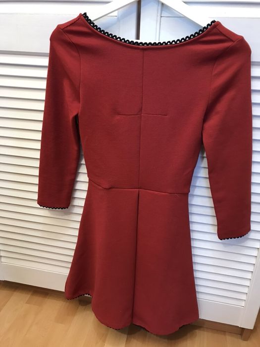 Sukienka rozkloszowana miedziana pull&bear xs 3/4 rękaw czarne wstawki