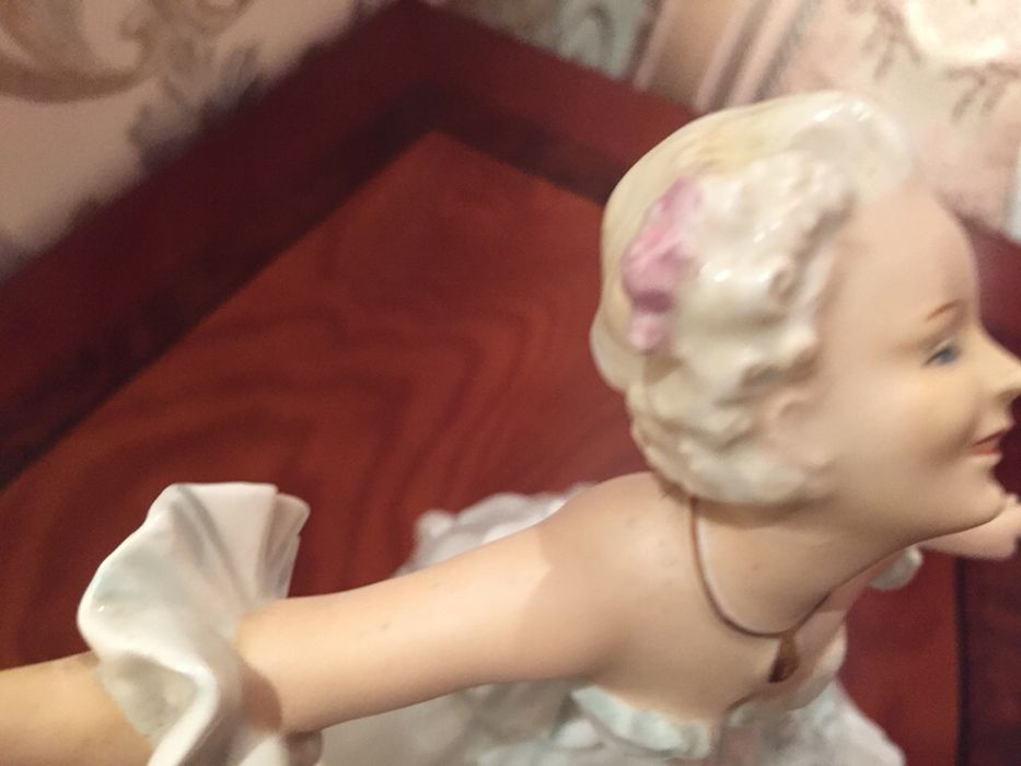 Продам антикварную фарфоровую статуэтку Германия