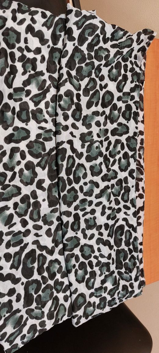 Szal komin chusta leopard zwierzęcy wzór  90 cm x 94cm