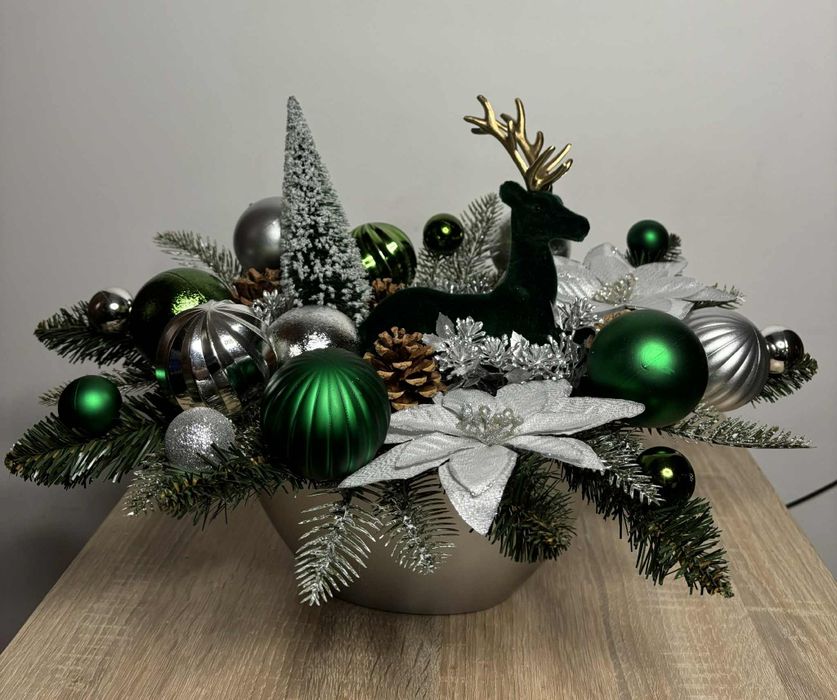 Stroik świąteczny z reniferem w kolorach srebra i zieleni