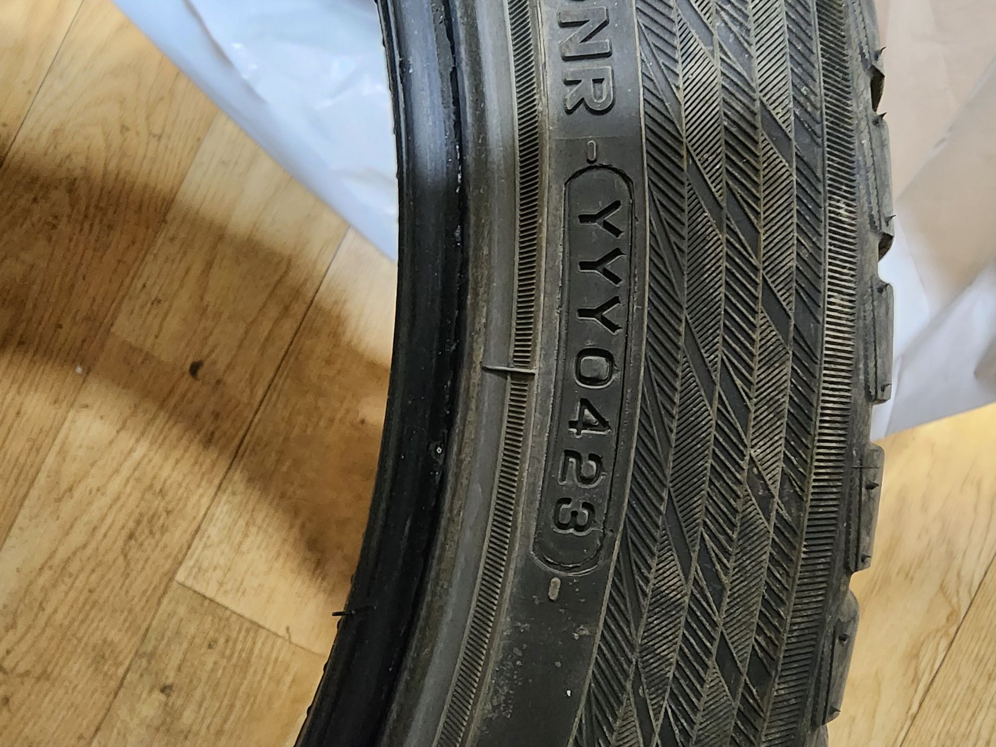 Шини YOKOHAMA Bluearth Winter V905 255/40 R19 100 V