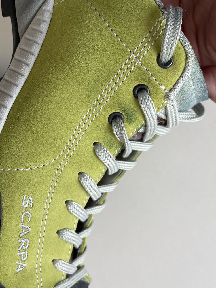 Scarpa яскраві трекінгові кросівки р. 39.5