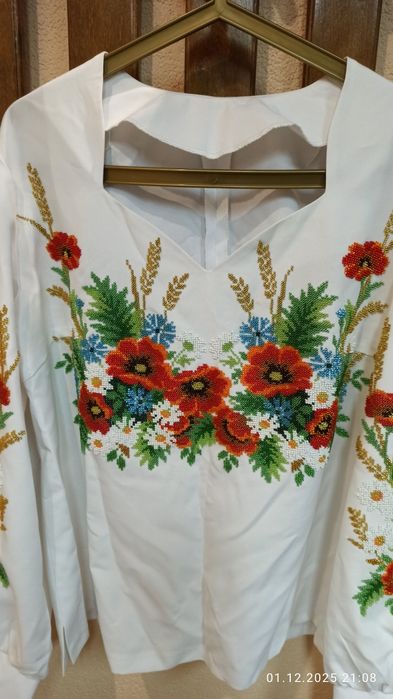 Продам вишиту бісером жіночу сорочку .