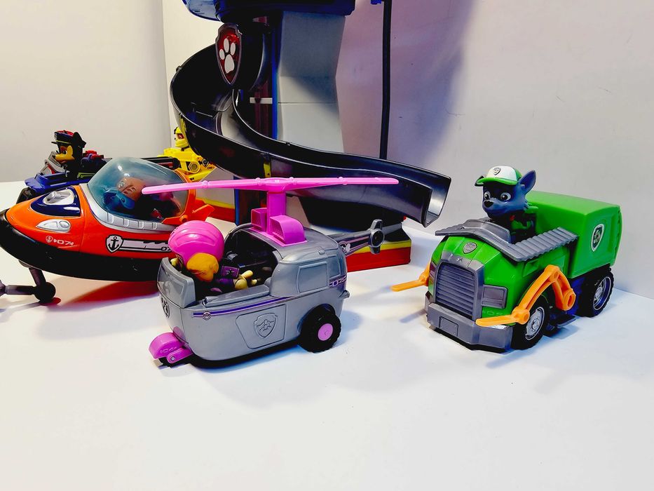 PSI PATROL - Baza Psiego Patrolu + 6 Pojazdów + 6 Figurek