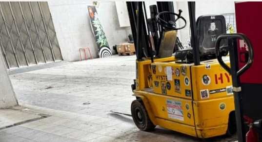Empilhador Elétrico Hyster com carregador