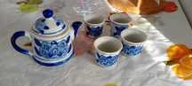Conjunto de bule azul com 4 copos pequenos