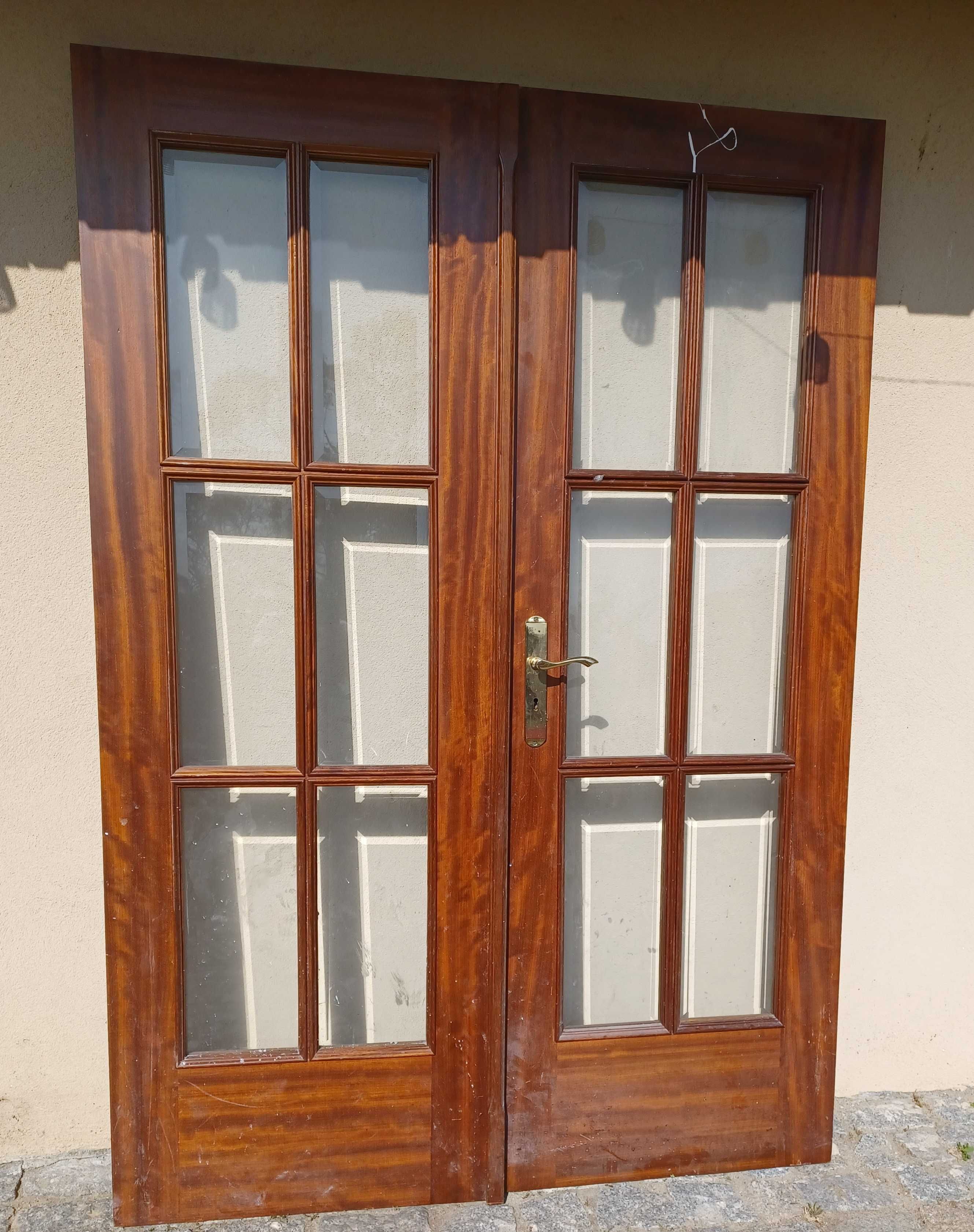 Porta dupla sala em madeira com vidro