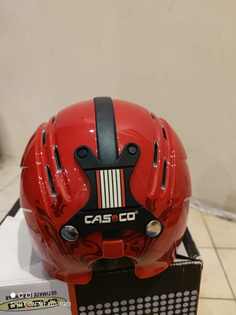 Śliczny kask narciarski casco