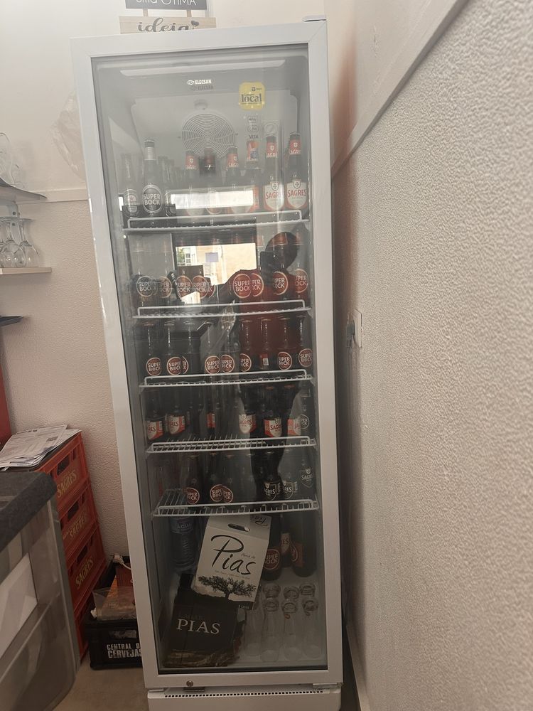 Mesas e cadeiras ,vitrine, balcao ,lavaloiça, maquina registadoras,etc