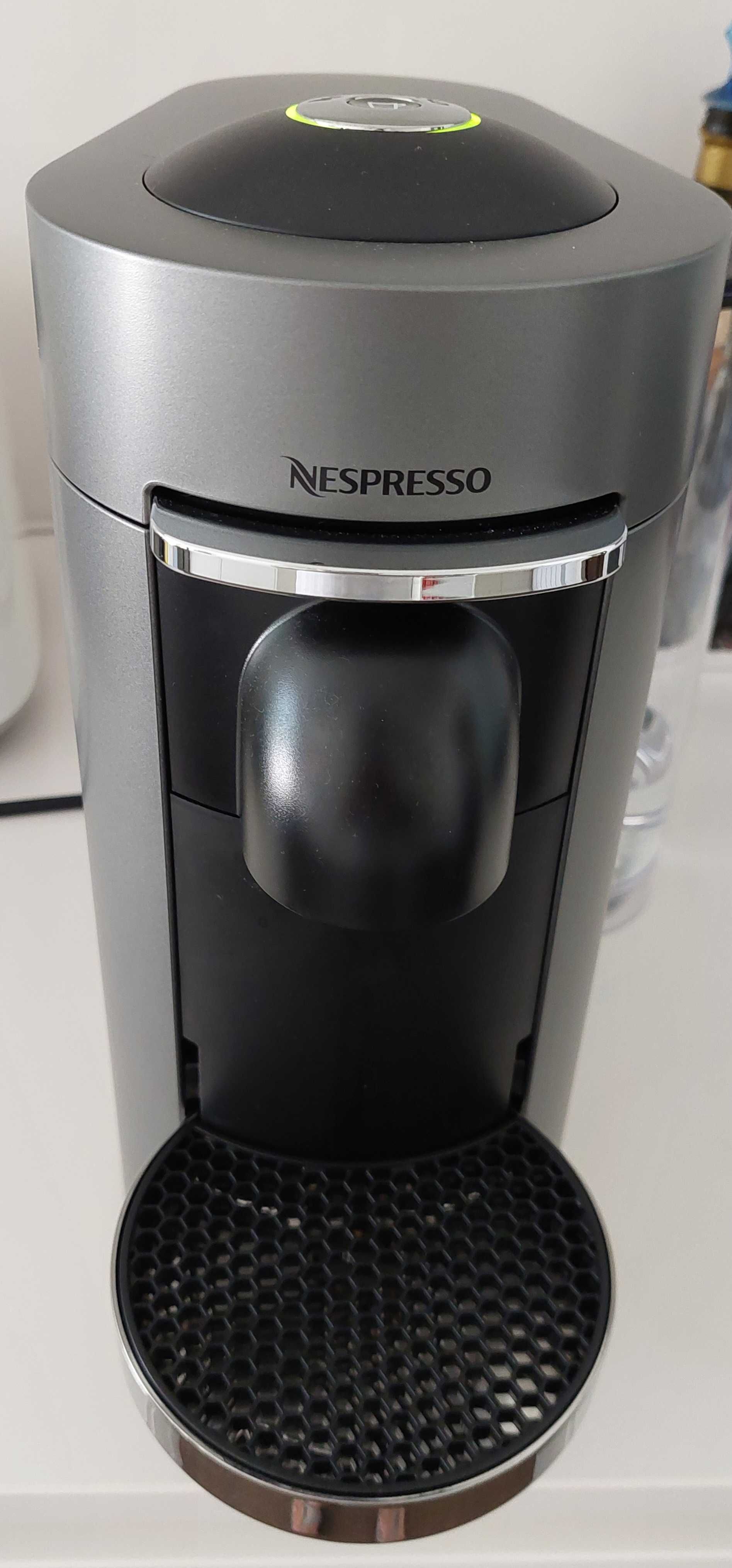 Nespresso Vertuo Plus + Suporte  de cápsulas + Cápsulas