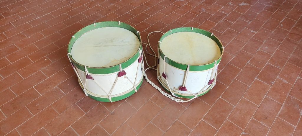 Tambores com fita á Tira-colo